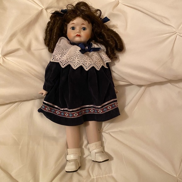 Bundle of 2 Vintage Brinn’s Porcelain Dolls - Picture 10 of 16